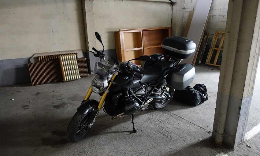 Moto dort au garage à l'hôtel Saint Pierre d'Aurllac