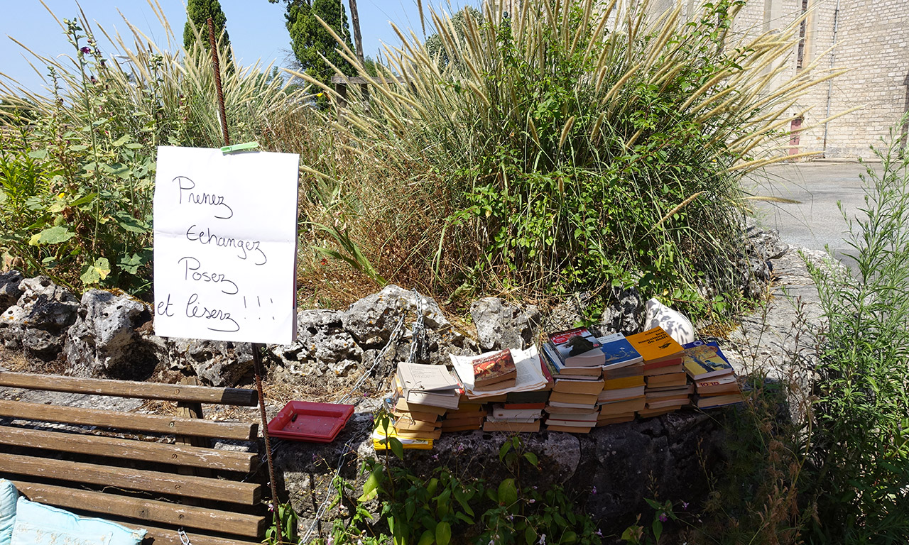 les livres à disposition au café de l'Ormes