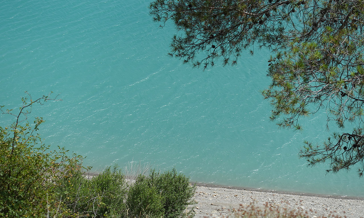 eau turquoise à Embalse de Yesa en Espagne