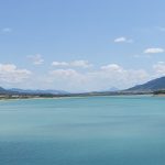 Paysage de rêve et eau turquoise à Embalse de Yesa en Espagne