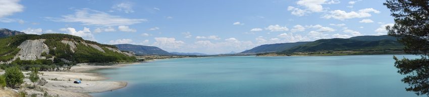 Paysage de rêve et eau turquoise à Embalse de Yesa en Espagne