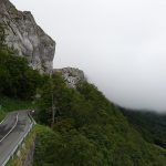 route dans les Pyrénées face aux nuages