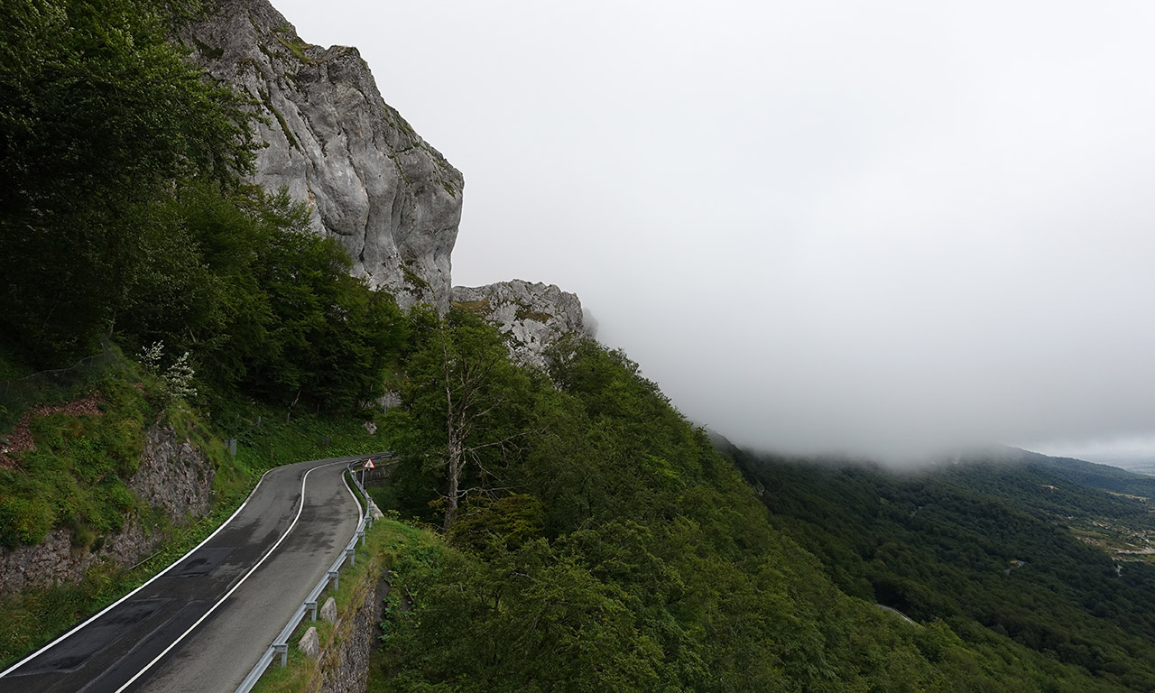 route dans les Pyrénées face aux nuages