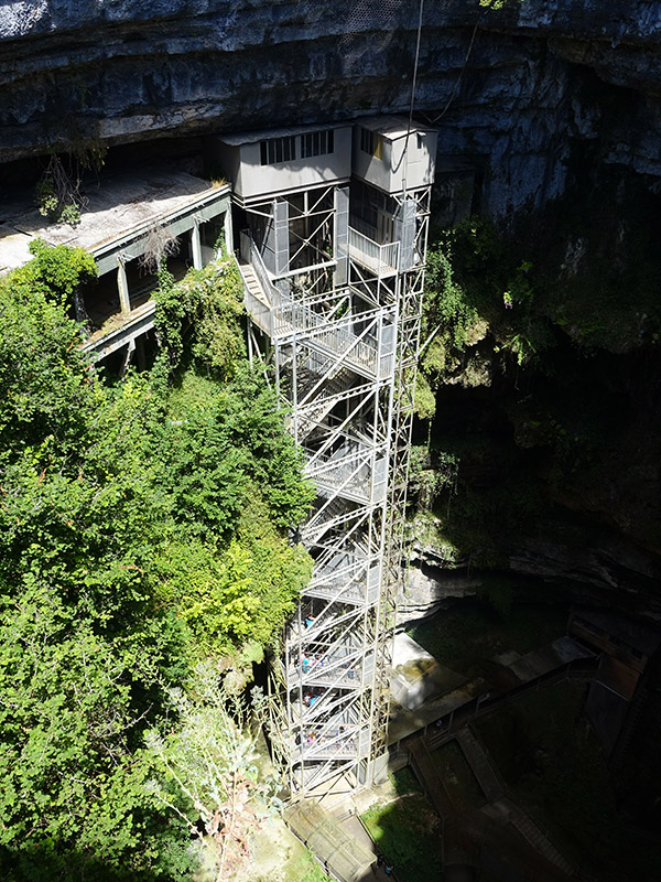 580 marches pour descendre dans le gouffre de Padirac