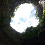 vue en bas du Gouffre de Padirac vers le ciel