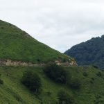 route sur les flancs de montagnes dans les Pyrénées