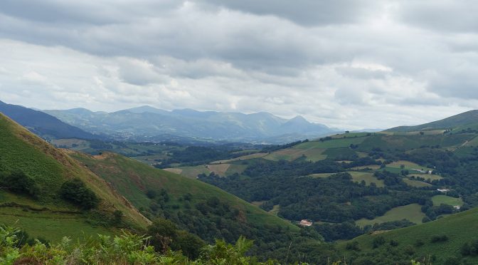 vue sur la vallée du haut des montagnes du Pyrénées