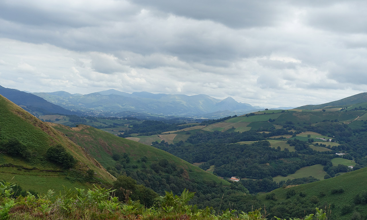 vue sur la vallée du haut des montagnes du Pyrénées