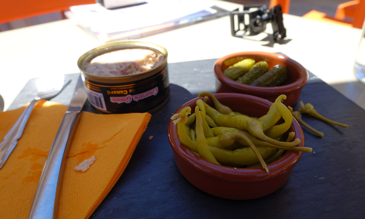 Tapas avec rillette de canard, guindillas et cornichon