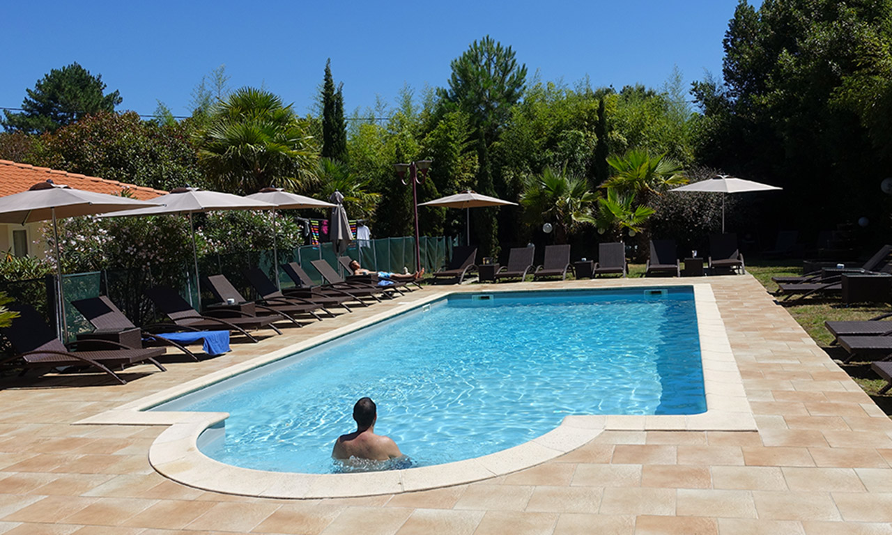 piscine à l'hôtel le Lodge de Bayonne - Ondres