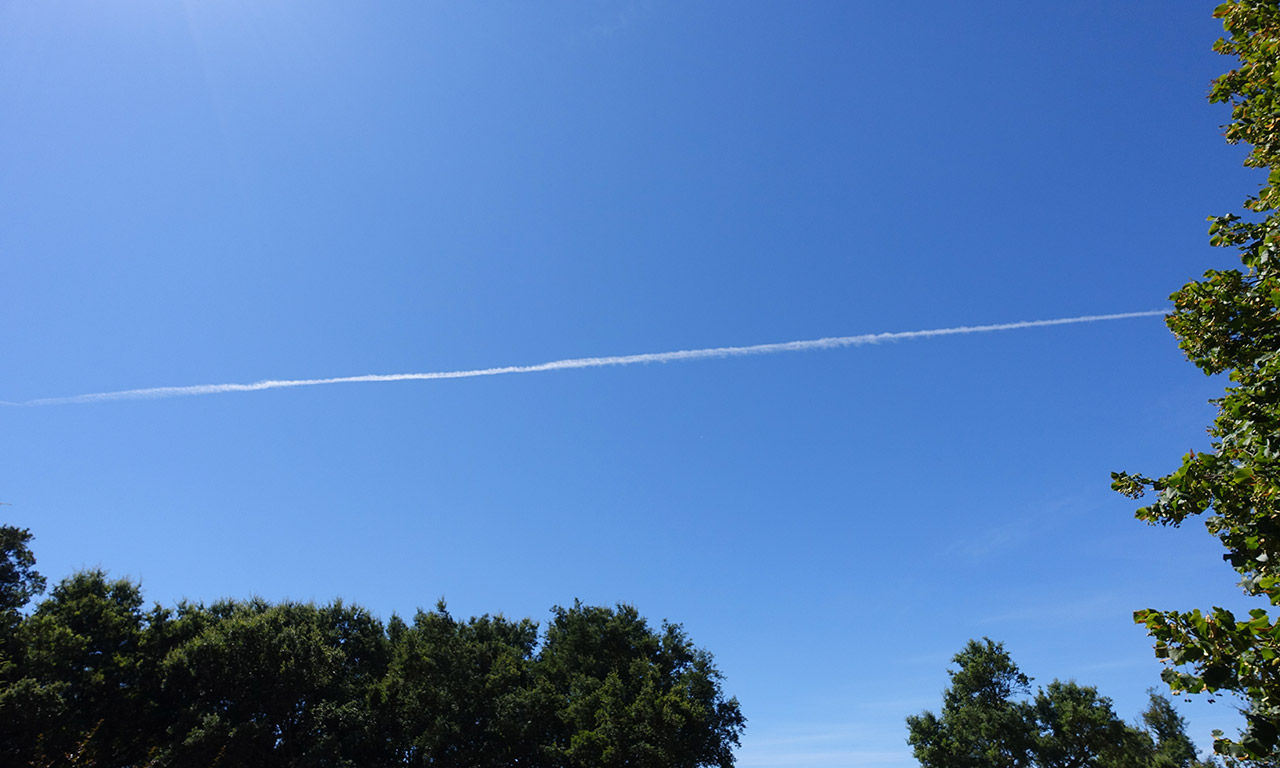 un avion passe dans le ciel