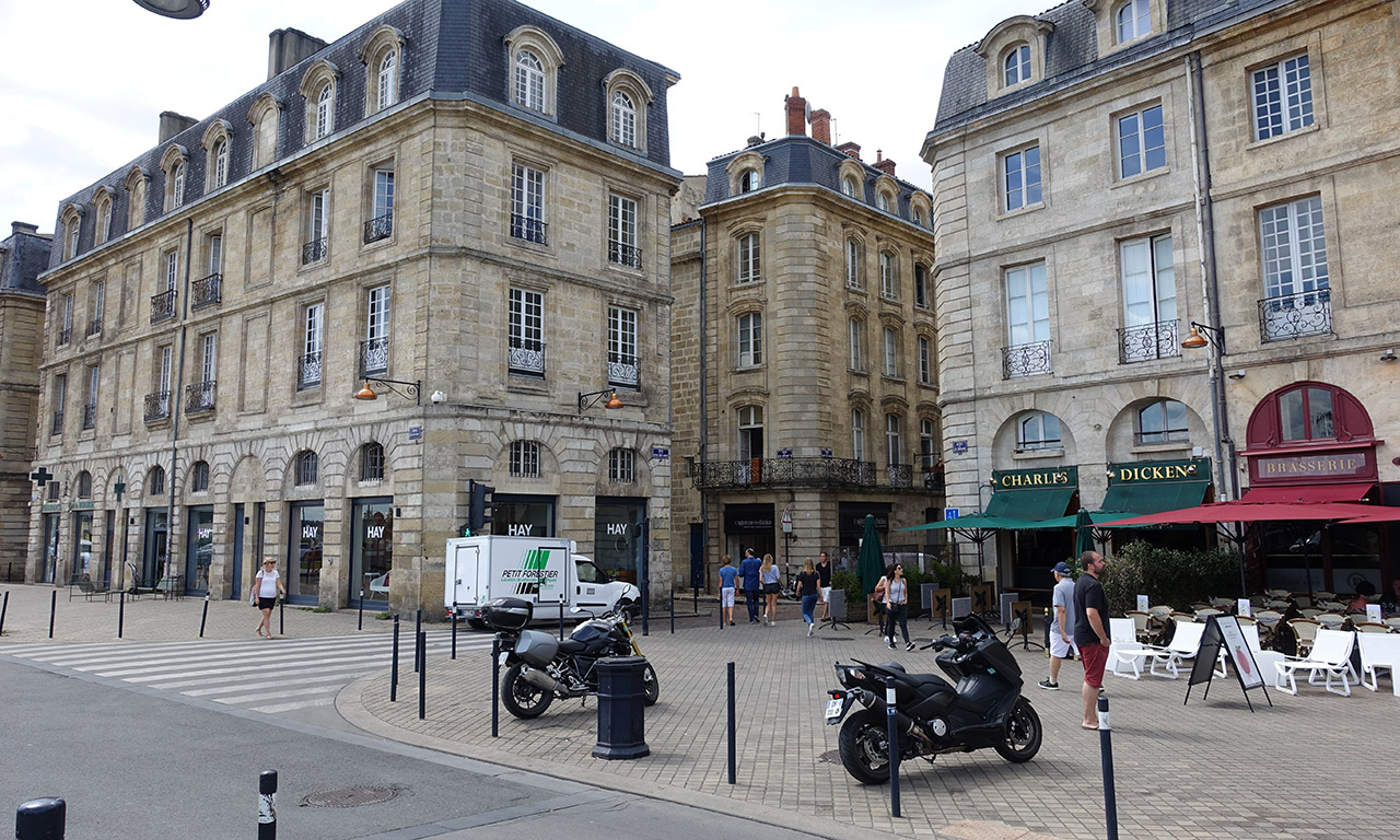 près de la place de la Bourse à Bordeaux