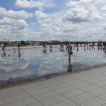 les enfants s'amusent dans l'eau à bordeaux