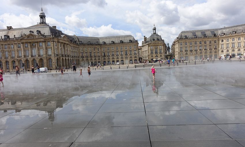 reflet dans l'eau sur la place de la Bourse de Bordeaux