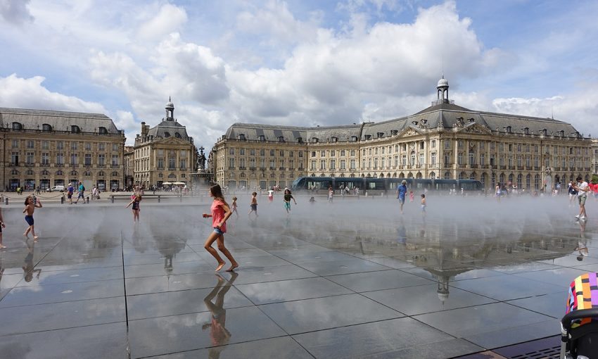 reflet d'eau sur la place de la Bourse à Bordeaux