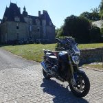 moto de David Jazt au R1200R Château de Montmuran à la Chapelle Chaussée