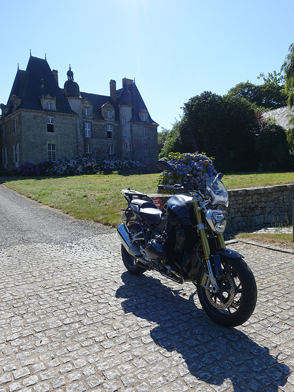 moto de David Jazt au R1200R Château de Montmuran à la Chapelle Chaussée