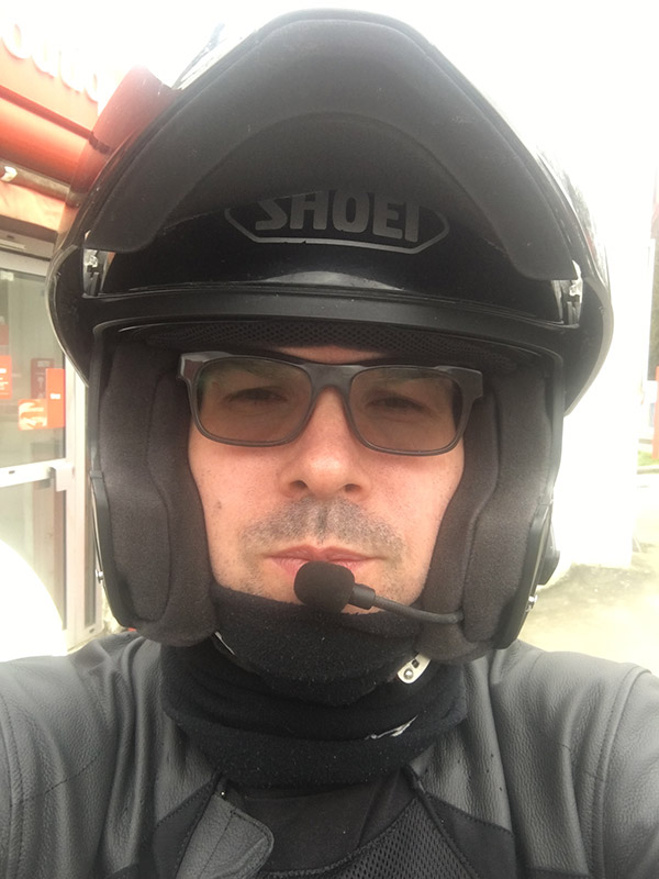 David Jazt équipé du casque moto Neotec de chez Shoei