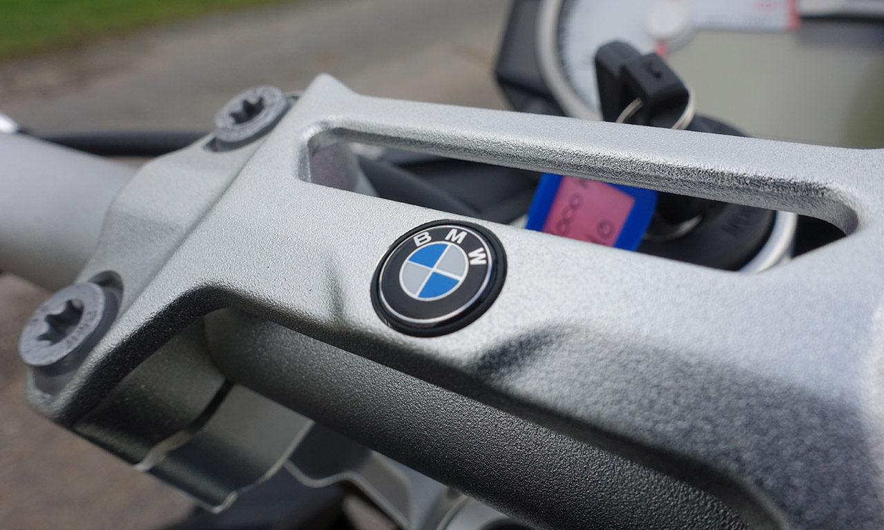 logo BMW sur le guidon du S1000R