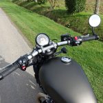 au guidon du Bobber Triumph