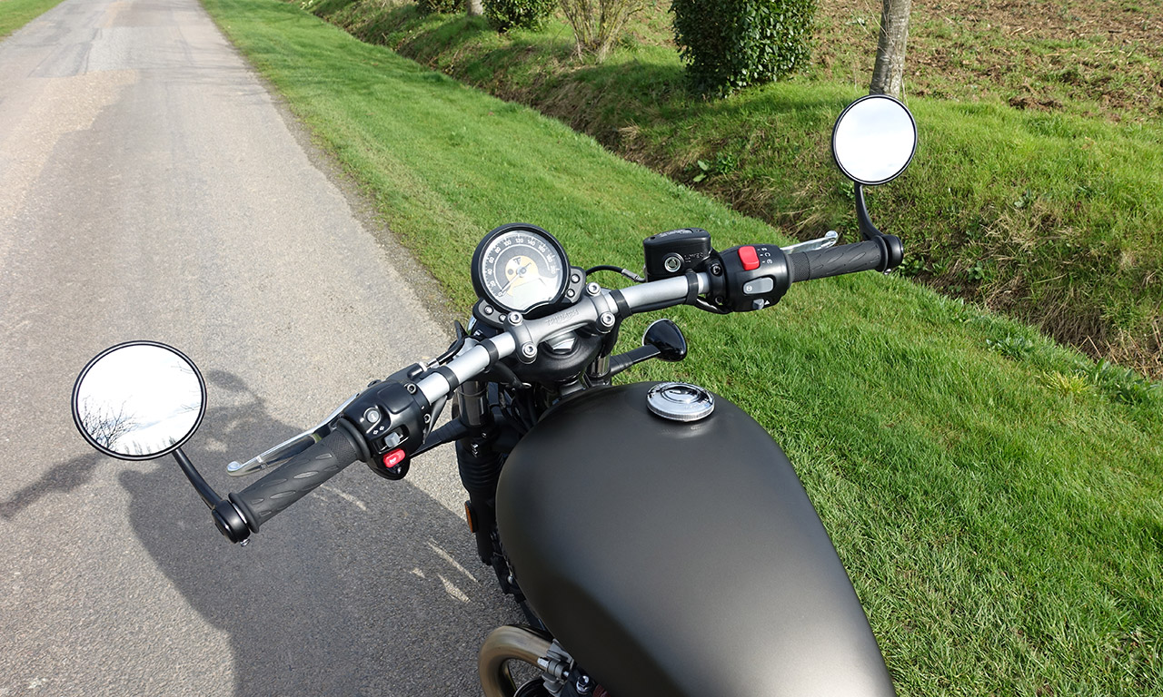 au guidon du Bobber Triumph