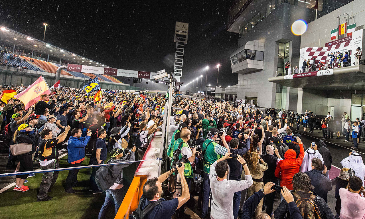 pit stop et remise de prix au Grand Prix de Losail sous la pluie