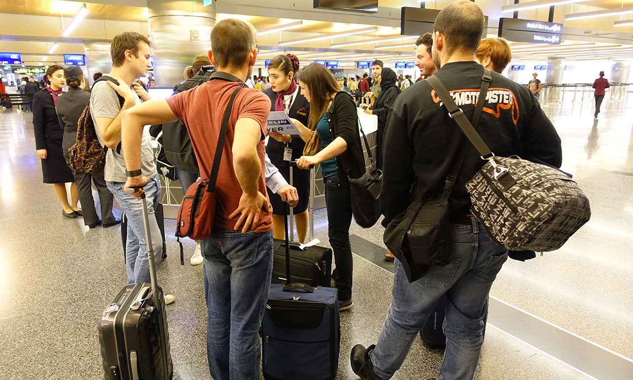 accueillis dès l'arrivée, en sortant de l'avion