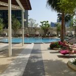 solarium et piscine exterieure au Shangri-La Doha