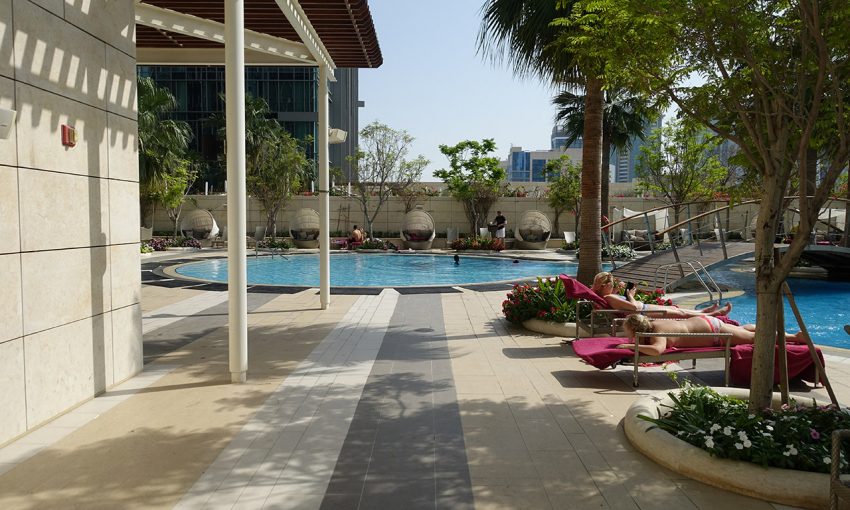 solarium et piscine exterieure au Shangri-La Doha
