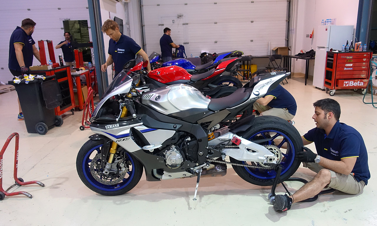 préparation pneu moto Michelin sur Yamaha R1M