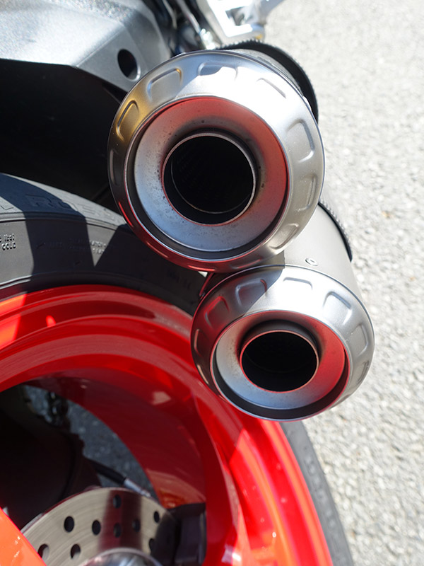 échappement Akrapovic sur le Super Sport