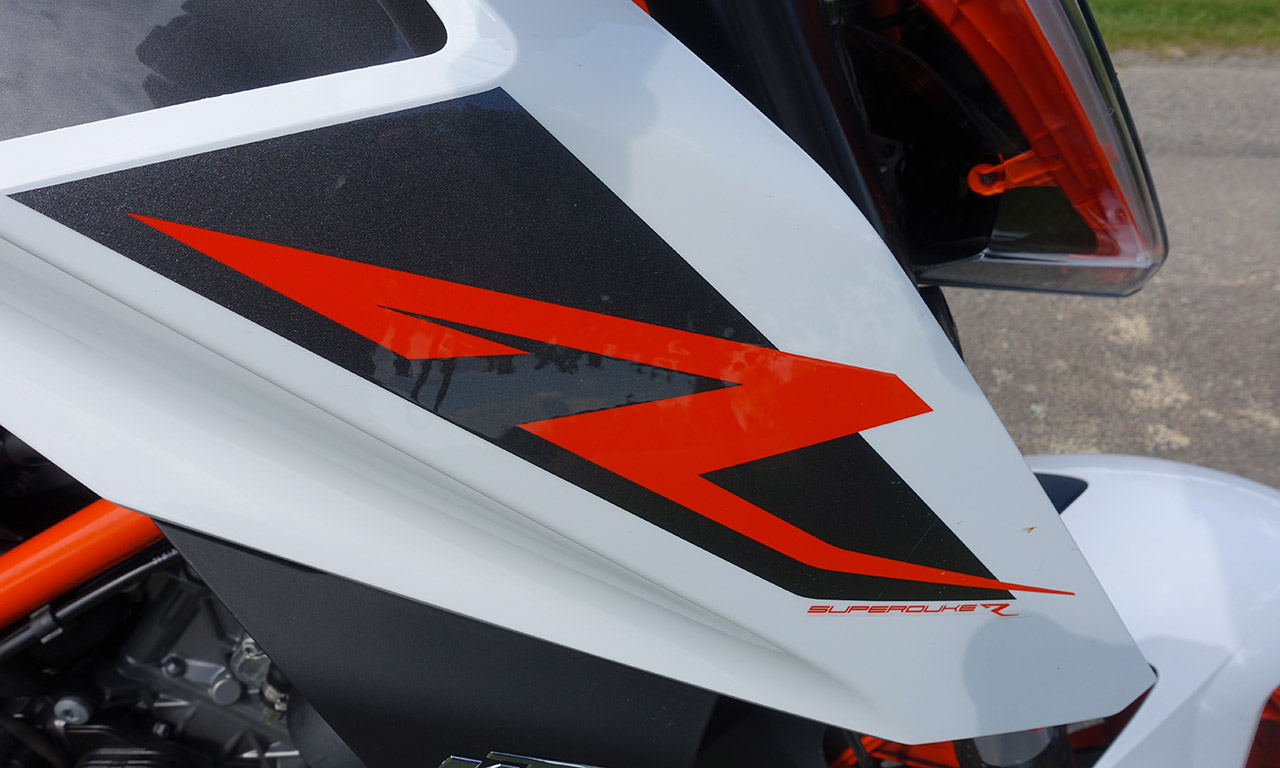 logo R Super Duke