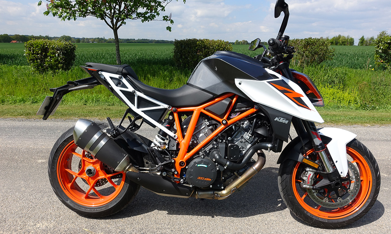 KTM Superduke 1290 R 2017 blanche