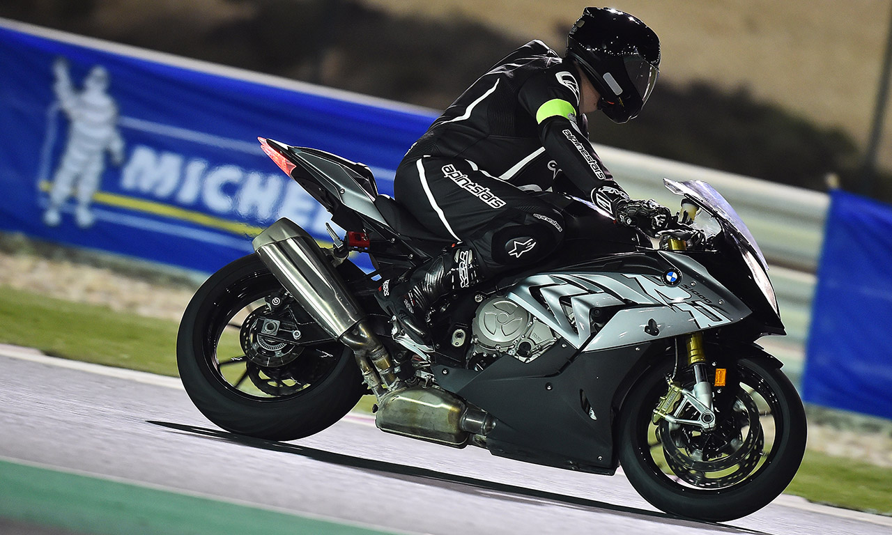 David Jazt en S1000RR sur le circuit de Losail pour l'essai des pneus Michelin Power RS