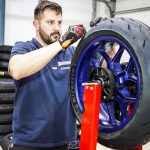 Mécano Michelin pour monter les pneus Power RS sur les motos sportives