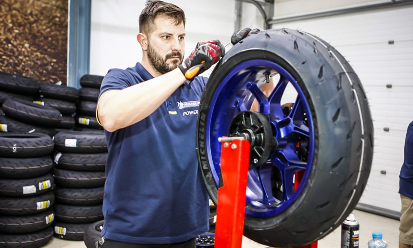 Mécano Michelin pour monter les pneus Power RS sur les motos sportives