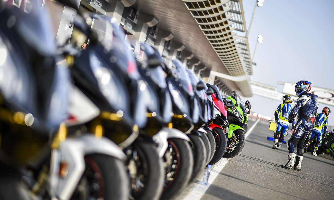 Moto sportive pour l'essai du pneu Michelin Power RS
