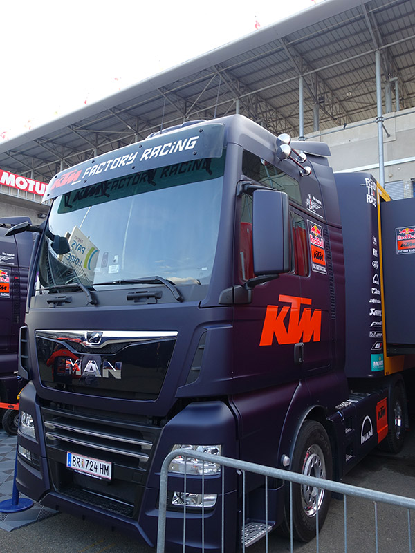 Camion du Team KTM au Moto GP