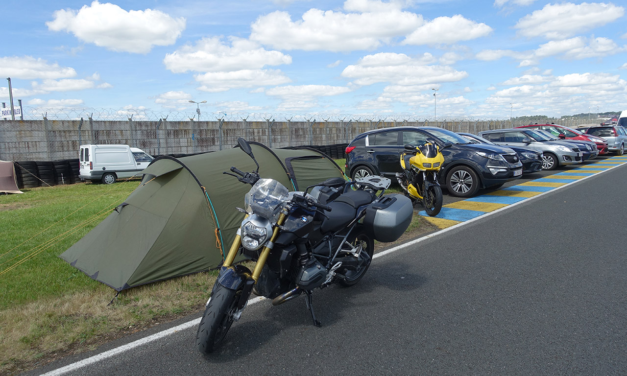 Parking sur Maison Blanche (circuit des 24h du Mans)