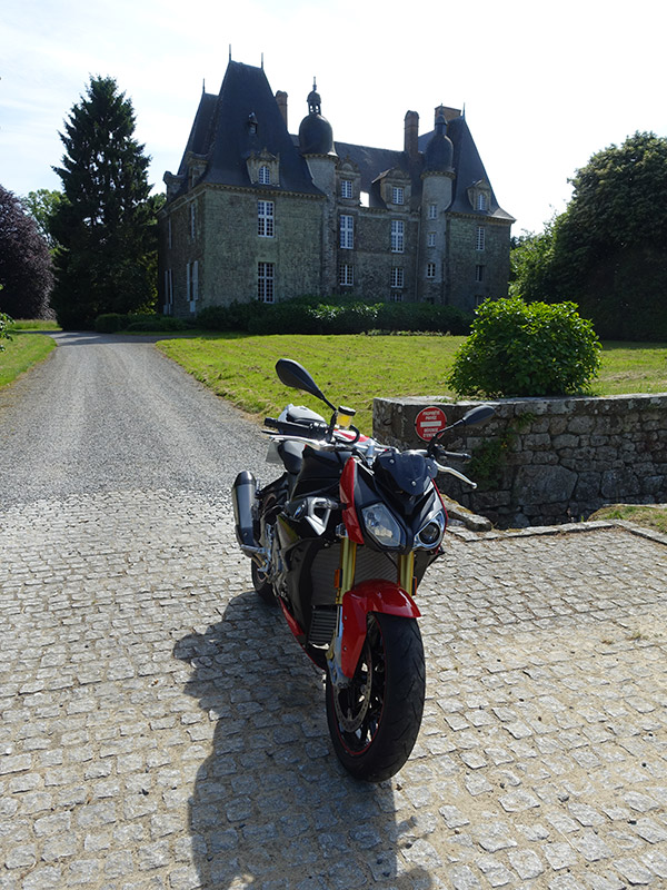 S1000R à la Chapelle Chaussée