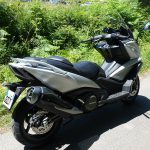 AK 550 : la bonne affaire face au TMAX