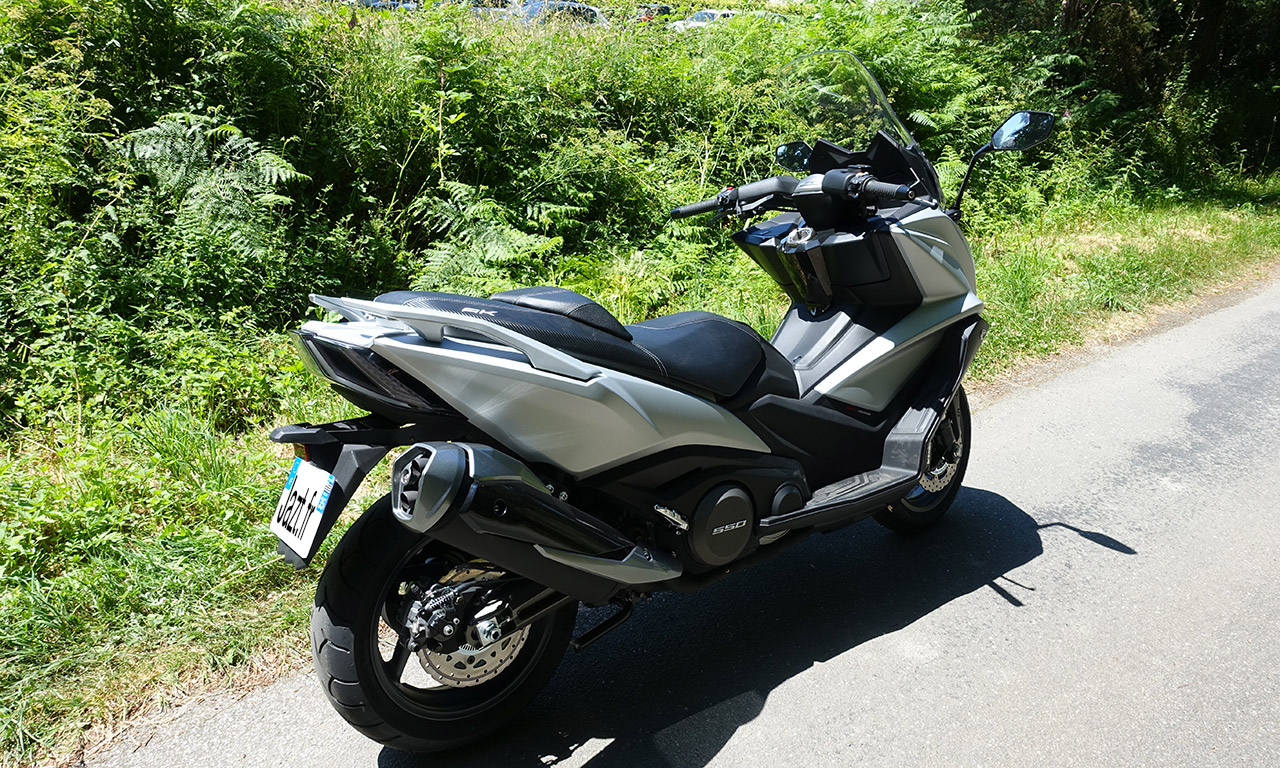 AK 550 : la bonne affaire face au TMAX