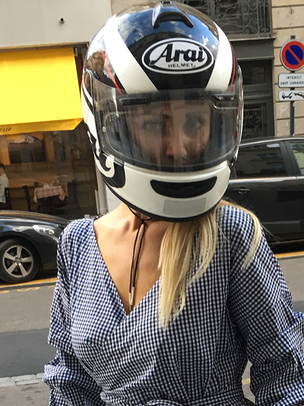 Daniela : motarde Rennaise, porte un casque de moto Arai Chaser 5
