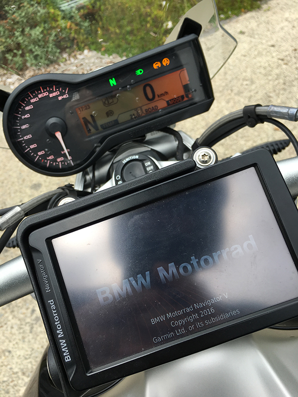 moto BMW et son GPS Navigator 5 : le compagnon de route idéal