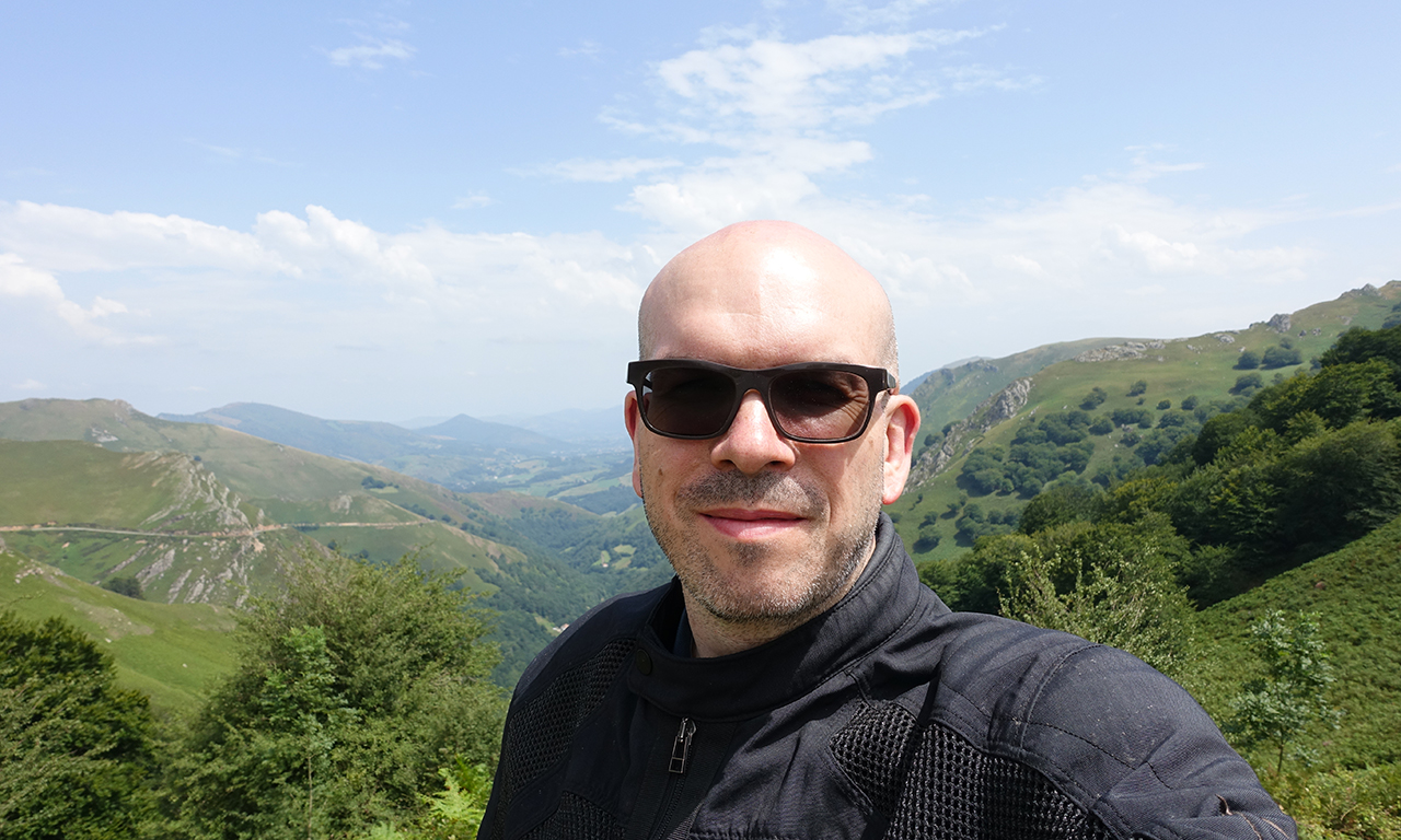 David Jazt dans les montagnes du Pyrénées en été
