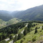 petites routes sinueuses dans les montagnes des Pyrénées l'été