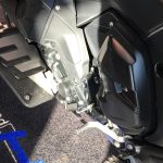 pieds en avant sur le K1600B pour le pilote