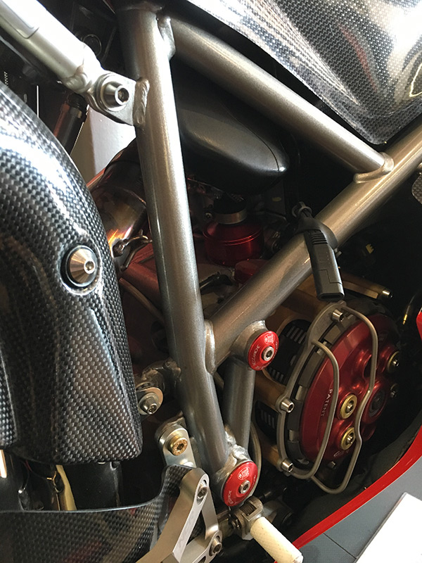 une mécanique qui tourne comme une horloge : Ducati 996 R