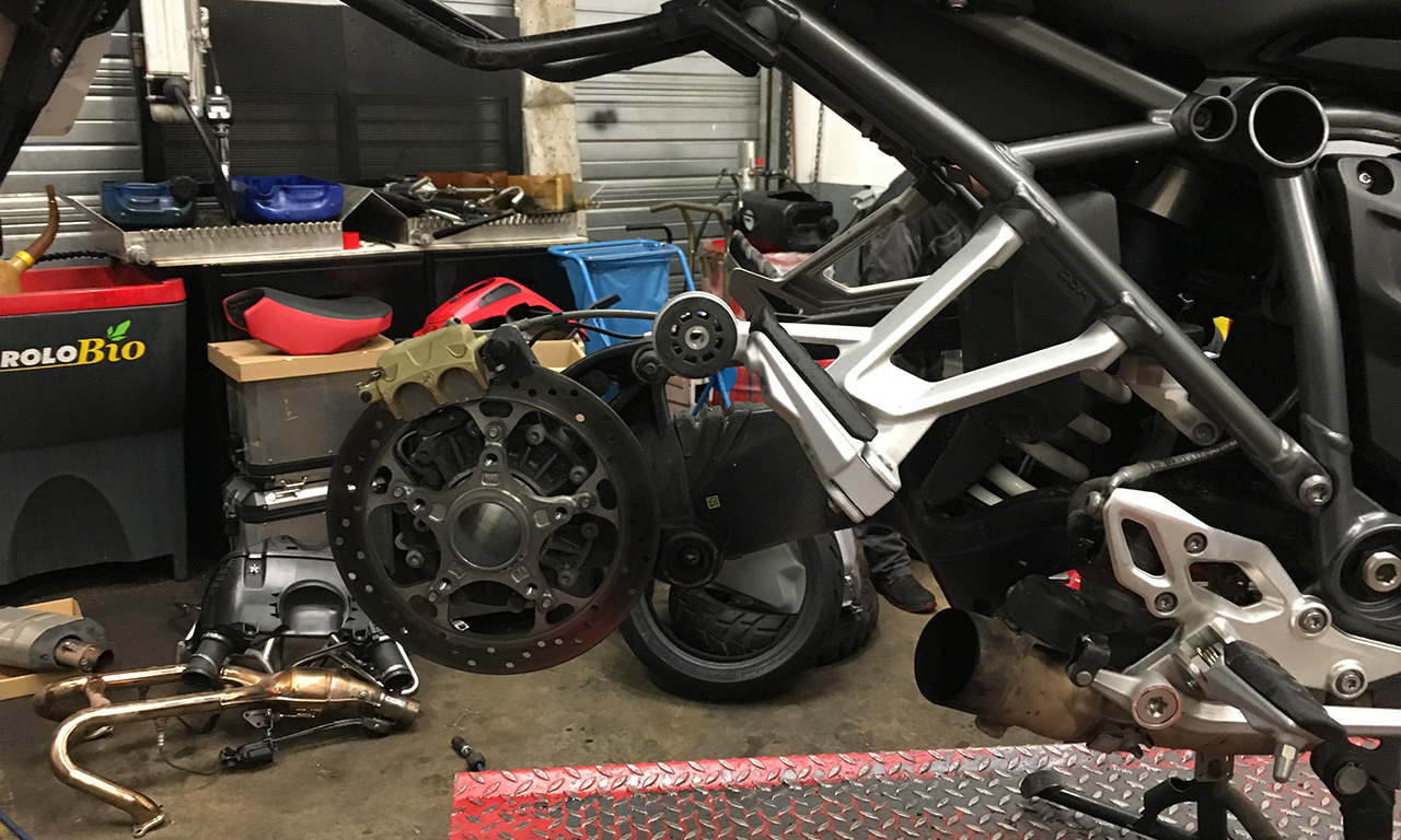 changement de pneu sur le R1200R BMW