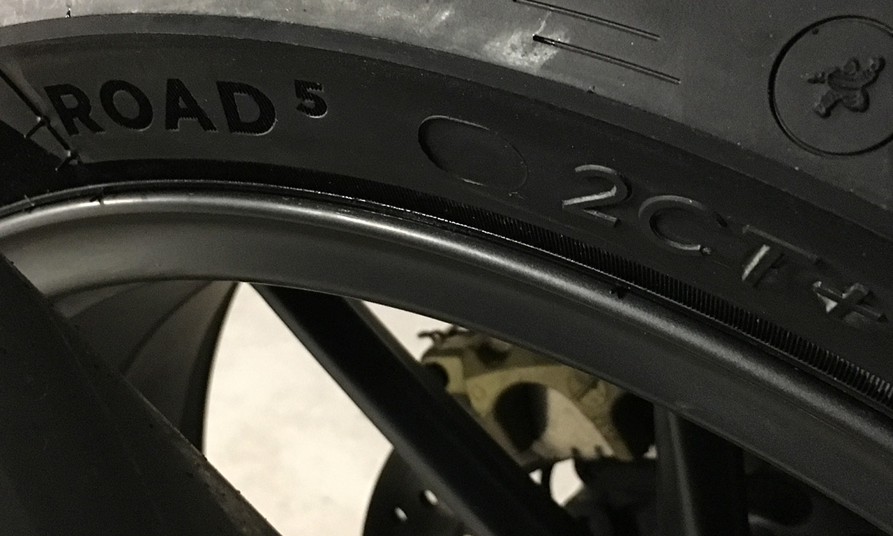 Michelin road 5 : nouveau pneu top adherence sur le mouille